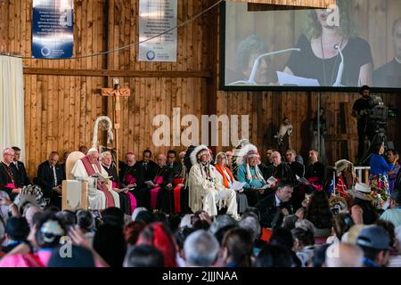 Alexis Cree Nation, Kanada. 26.. Juli 2022. Papst Franziskus führt die Liturgie des Wortes im St. Anne-Schrein am St. Anne-See auf der Alexis Cree Nation durch. Der Weg von Papst Franziskus der Heilung, der Versöhnung und der Hoffnung. Sein erster Akt bestand nicht darin, sich mit den Gläubigen zur Messe zu versammeln, sondern vielmehr darin, seine Kräfte zu sammeln, um diesen ersten Stopp zu machen, der die Bedeutung seiner Begegnung mit den First Nations, Métis und Inuit auf ihren traditionellen Territorien signalisiert, warum er nach Kanada gekommen ist. (Foto von Ron Palmer/SOPA Images/Sipa USA) Quelle: SIPA USA/Alamy Live News Stockfoto