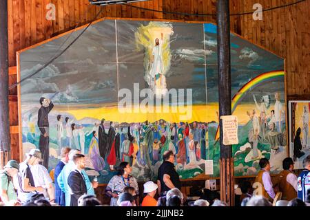 Alexis Cree Nation, Kanada. 26.. Juli 2022. Eines der Gemälde am Eingang zum St. Anne-Schrein auf der Alexis Cree Nation. Der Weg von Papst Franziskus der Heilung, der Versöhnung und der Hoffnung. Sein erster Akt bestand nicht darin, sich mit den Gläubigen zur Messe zu versammeln, sondern vielmehr darin, seine Kräfte zu sammeln, um diesen ersten Stopp zu machen, der die Bedeutung seiner Begegnung mit den First Nations, Métis und Inuit auf ihren traditionellen Territorien signalisiert, warum er nach Kanada gekommen ist. (Foto von Ron Palmer/SOPA Images/Sipa USA) Quelle: SIPA USA/Alamy Live News Stockfoto