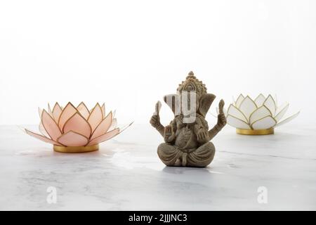 Happy Ganesh Chaturthai Festival, Lord Ganesha Statue mit Lotus auf Marmor Hintergrund, Stockfoto