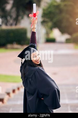 Alles, was ihr jetzt tut, ist für eure Zukunft. Rückansicht des Porträts einer attraktiven jungen Studentin, die am Abschlusstag feiert. Stockfoto