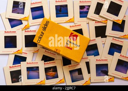 Alte Kiste mit 35mm Kodak Farbdias, die von Kodak mit Stapel Kodachrome-Transparentfolien verarbeitet wurden Stockfoto