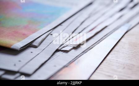 Berlin, Deutschland. 26.. Juli 2022. Tageszeitungen liegen auf dem Tisch. Heute veröffentlicht die Arbeitsgruppe Medienanalyse Daten zur Reichweite von Tageszeitungen. Quelle: Annette Riedl/dpa/Alamy Live News Stockfoto