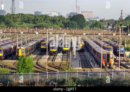 Tyseley, Birmingham, England, Juli 27. 2022. Die Züge der West Midlands Railway wurden während des Streiks im Wartungsdepot des Tyseley-Zuges mit der Skyline von Birmingham im Hintergrund geparkt. Die Commonwealth Games von Birmingham werden voraussichtlich durch die Streikaktion am 30.. Juli unterbrochen. Bild: Michael Scott/Alamy Live News Stockfoto