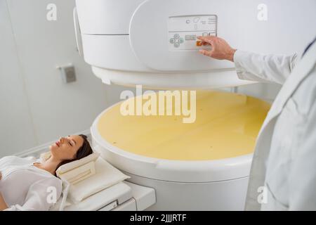 Die Patientin ist bereit, in der Klinik Magnetresonanztomographie-MRT oder CT-Scans durchzuführen Stockfoto