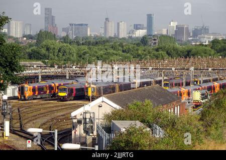 Tyseley, Birmingham, England, Juli 27. 2022. Die Züge der West Midlands Railway wurden während des Streiks im Wartungsdepot des Tyseley-Zuges mit der Skyline von Birmingham im Hintergrund geparkt. Die Commonwealth Games von Birmingham werden voraussichtlich durch die Streikaktion am 30.. Juli unterbrochen. Bild: Michael Scott/Alamy Live News Stockfoto