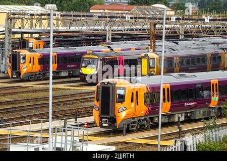 Tyseley, Birmingham, England, Juli 27. 2022. Die Züge der West Midlands Railway wurden während des Streiks im Wartungsdepot des Tyseley-Zuges mit der Skyline von Birmingham im Hintergrund geparkt. Die Commonwealth Games von Birmingham werden voraussichtlich durch die Streikaktion am 30.. Juli unterbrochen. Bild: Michael Scott/Alamy Live News Stockfoto