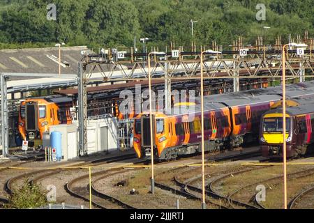 Tyseley, Birmingham, England, Juli 27. 2022. Die Züge der West Midlands Railway wurden während des Streiks im Wartungsdepot des Tyseley-Zuges mit der Skyline von Birmingham im Hintergrund geparkt. Die Commonwealth Games von Birmingham werden voraussichtlich durch die Streikaktion am 30.. Juli unterbrochen. Bild: Michael Scott/Alamy Live News Stockfoto