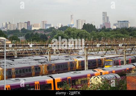 Tyseley, Birmingham, England, Juli 27. 2022. Die Züge der West Midlands Railway wurden während des Streiks im Wartungsdepot des Tyseley-Zuges mit der Skyline von Birmingham im Hintergrund geparkt. Die Commonwealth Games von Birmingham werden voraussichtlich durch die Streikaktion am 30.. Juli unterbrochen. Bild: Michael Scott/Alamy Live News Stockfoto