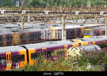 Tyseley, Birmingham, England, Juli 27. 2022. Die Züge der West Midlands Railway wurden während des Streiks im Wartungsdepot des Tyseley-Zuges mit der Skyline von Birmingham im Hintergrund geparkt. Die Commonwealth Games von Birmingham werden voraussichtlich durch die Streikaktion am 30.. Juli unterbrochen. Bild: Michael Scott/Alamy Live News Stockfoto