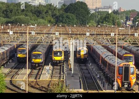 Tyseley, Birmingham, England, Juli 27. 2022. Die Züge der West Midlands Railway wurden während des Streiks im Wartungsdepot des Tyseley-Zuges mit der Skyline von Birmingham im Hintergrund geparkt. Die Commonwealth Games von Birmingham werden voraussichtlich durch die Streikaktion am 30.. Juli unterbrochen. Bild: Michael Scott/Alamy Live News Stockfoto