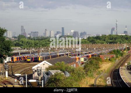 Tyseley, Birmingham, England, Juli 27. 2022. Die Züge der West Midlands Railway wurden während des Streiks im Wartungsdepot des Tyseley-Zuges mit der Skyline von Birmingham im Hintergrund geparkt. Die Commonwealth Games von Birmingham werden voraussichtlich durch die Streikaktion am 30.. Juli unterbrochen. Bild: Michael Scott/Alamy Live News Stockfoto