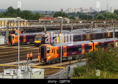 Tyseley, Birmingham, England, Juli 27. 2022. Die Züge der West Midlands Railway wurden während des Streiks im Wartungsdepot des Tyseley-Zuges mit der Skyline von Birmingham im Hintergrund geparkt. Die Commonwealth Games von Birmingham werden voraussichtlich durch die Streikaktion am 30.. Juli unterbrochen. Bild: Michael Scott/Alamy Live News Stockfoto