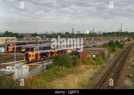 Tyseley, Birmingham, England, Juli 27. 2022. Die Züge der West Midlands Railway wurden während des Streiks im Wartungsdepot des Tyseley-Zuges mit der Skyline von Birmingham im Hintergrund geparkt. Die Commonwealth Games von Birmingham werden voraussichtlich durch die Streikaktion am 30.. Juli unterbrochen. Bild: Michael Scott/Alamy Live News Stockfoto