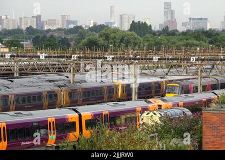 Tyseley, Birmingham, England, Juli 27. 2022. Die Züge der West Midlands Railway wurden während des Streiks im Wartungsdepot des Tyseley-Zuges mit der Skyline von Birmingham im Hintergrund geparkt. Die Commonwealth Games von Birmingham werden voraussichtlich durch die Streikaktion am 30.. Juli unterbrochen. Bild: Michael Scott/Alamy Live News Stockfoto