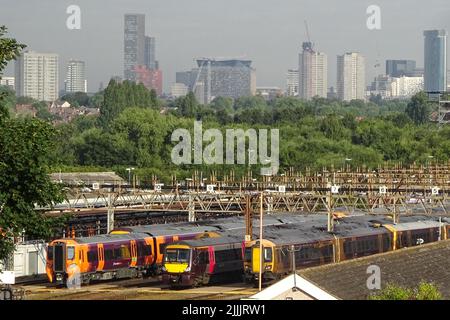 Tyseley, Birmingham, England, Juli 27. 2022. Die Züge der West Midlands Railway wurden während des Streiks im Wartungsdepot des Tyseley-Zuges mit der Skyline von Birmingham im Hintergrund geparkt. Die Commonwealth Games von Birmingham werden voraussichtlich durch die Streikaktion am 30.. Juli unterbrochen. Bild: Michael Scott/Alamy Live News Stockfoto