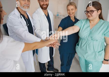 Nahaufnahme der Gruppe von professionellen medizinischen Team von Ärzten, die ihre Hände zusammen Stockfoto