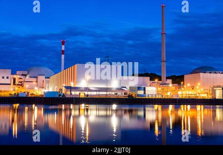 Neckarwestheim, Deutschland. 26.. Juli 2022. Zur blauen Stunde spiegelt sich das Kernkraftwerk Neckarwestheim im Neckar wider. Derzeit sind in Deutschland noch drei Kernkraftwerke online, darunter Neckarwestheim 2 in Baden-Württemberg. CDU-Chef Merz hat die Bundesregierung aufgefordert, unverzüglich neue Brennstäbe für die drei verbleibenden Kernkraftwerke in Deutschland zu beschaffen. Quelle: Christoph Schmidt/dpa/Alamy Live News Stockfoto