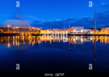 Neckarwestheim, Deutschland. 26.. Juli 2022. Zur blauen Stunde spiegelt sich das Kernkraftwerk Neckarwestheim im Neckar wider. Derzeit sind in Deutschland noch drei Kernkraftwerke online, darunter Neckarwestheim 2 in Baden-Württemberg. CDU-Chef Merz hat die Bundesregierung aufgefordert, unverzüglich neue Brennstäbe für die drei verbleibenden Kernkraftwerke in Deutschland zu beschaffen. Quelle: Christoph Schmidt/dpa/Alamy Live News Stockfoto