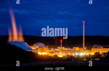 Neckarwestheim, Deutschland. 26.. Juli 2022. Blick auf das Kernkraftwerk Neckarwestheim zur blauen Stunde. Derzeit sind in Deutschland noch drei Kernkraftwerke online, darunter Neckarwestheim 2 in Baden-Württemberg. CDU-Chef Merz hat die Bundesregierung aufgefordert, unverzüglich neue Brennstäbe für die drei verbleibenden Kernkraftwerke in Deutschland zu beschaffen. Quelle: Christoph Schmidt/dpa/Alamy Live News Stockfoto