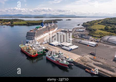 KILLYBEGS, IRLAND - JULI 22 2022: MS Arcadia ist ein Kreuzschiff der P und O Cruises Flotte, das zum ersten Mal Killybegs besucht. Stockfoto