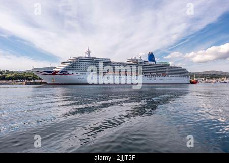 KILLYBEGS, IRLAND - JULI 22 2022: MS Arcadia ist ein Kreuzschiff der P und O Cruises Flotte, das zum ersten Mal Killybegs besucht. Stockfoto