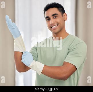 Ein junger Mann mit Latexhandschuhen. Stockfoto