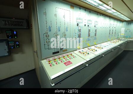 Armaturenbrett im Schiffsmaschinenraum mit vielen Böden, Anzeigen, kleinen Anzeigelampen und Schaltplänen von Motoren und Generatoren, Voltmetern, Amperemeten Stockfoto