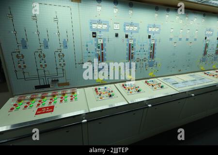 Armaturenbrett im Schiffsmaschinenraum mit vielen Böden, Anzeigen, kleinen Anzeigelampen und Schaltplänen von Motoren und Generatoren, Voltmetern, Amperemeten Stockfoto