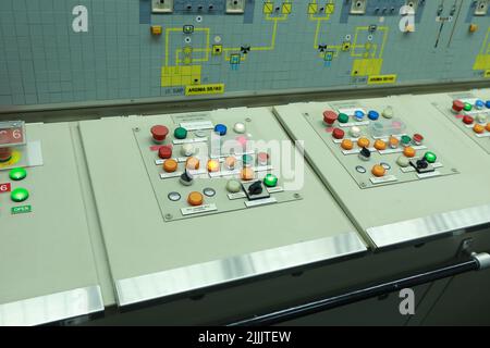 Armaturenbrett im Schiffsmaschinenraum mit vielen Böden, Anzeigen, kleinen Anzeigelampen und Schaltplänen von Motoren und Generatoren, Voltmetern, Amperemeten Stockfoto