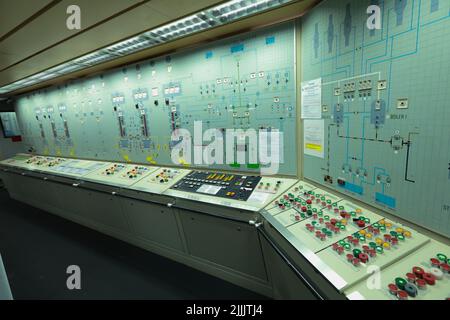 Armaturenbrett im Schiffsmaschinenraum mit vielen Böden, Anzeigen, kleinen Anzeigelampen und Schaltplänen von Motoren und Generatoren, Voltmetern, Amperemeten Stockfoto