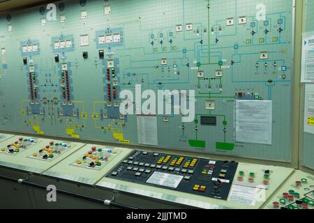 Armaturenbrett im Schiffsmaschinenraum mit vielen Böden, Anzeigen, kleinen Anzeigelampen und Schaltplänen von Motoren und Generatoren, Voltmetern, Amperemeten Stockfoto