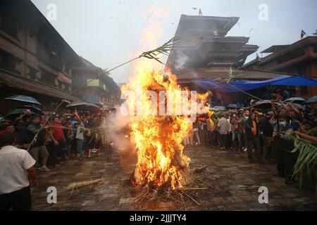 Bhaktapur, Nepal. 26.. Juli 2022. Menschen beobachten das Ghantakarna-Festival in Bhaktapur, Nepal, 26. Juli 2022. Mitglieder der Gemeinde Newar im Kathmandu Valley beobachten das Festival, um böse Geister zu vertreiben und Glück zu bringen. Quelle: Sulav Shrestha/Xinhua/Alamy Live News Stockfoto