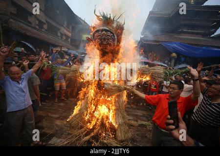 Bhaktapur, Nepal. 26.. Juli 2022. Menschen beobachten das Ghantakarna-Festival in Bhaktapur, Nepal, 26. Juli 2022. Mitglieder der Gemeinde Newar im Kathmandu Valley beobachten das Festival, um böse Geister zu vertreiben und Glück zu bringen. Quelle: Sulav Shrestha/Xinhua/Alamy Live News Stockfoto