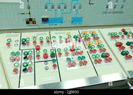 Armaturenbrett im Schiffsmaschinenraum mit vielen Böden, Anzeigen, kleinen Anzeigelampen und Schaltplänen von Motoren und Generatoren, Voltmetern, Amperemeten Stockfoto
