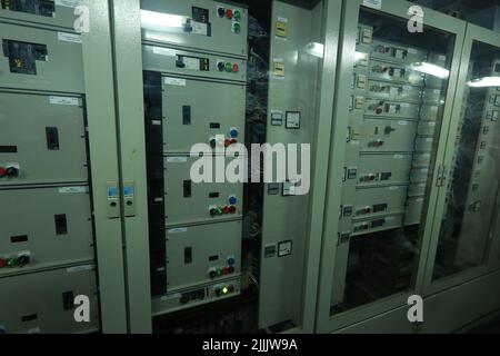 Armaturenbrett im Schiffsmaschinenraum mit vielen Böden, Anzeigen, kleinen Anzeigelampen und Schaltplänen von Motoren und Generatoren, Voltmetern, Amperemeten Stockfoto