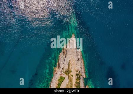 Malerisches Meer Adriaküste von Montenegro. Türkisfarbenes Mittelmeer und felsige Küste mit immergrünen Nadelbäumen. Wunderschöne Sommerlandschaft Stockfoto