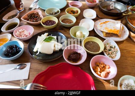Ein türkischer Frühstücksteller mit einer großen Auswahl an Frühstücksgerichten Stockfoto