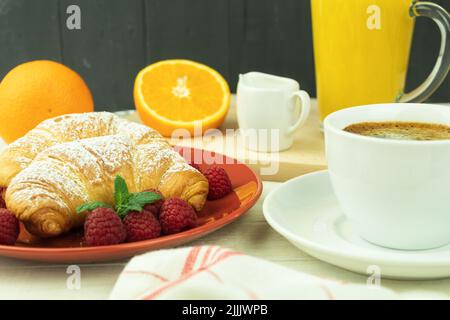 Tasse mit frisch gebrühtem Kaffee zum Frühstück. Frühstück mit heißem Kaffee auf einem Tablett. Weiße Tasse Cappuccino. Hintergrund mit Platz für Text Stockfoto