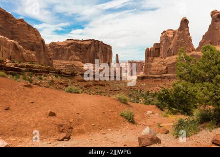 Rote Sandsteinbauten am Anfang des Park Avenue Trail, Courthouse Towers Area, im Arches National Park, Moab, Utah. USA Stockfoto