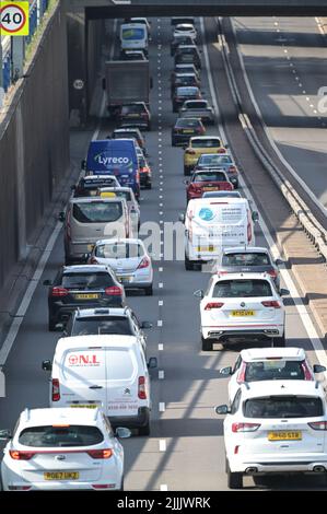 Aston, Birmingham, England, Juli 27. 2022. Der langsame Verkehr auf dem A38M Aston Expressway nach Birmingham, wenn die Bahn streikt, zwingt Pendler, Fahrzeuge anstelle von Zügen zu verwenden. Bild: Michael Scott/Alamy Live News Stockfoto