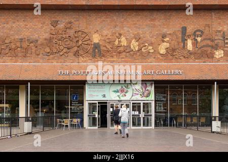 Hanley-Stoke-on-Trent, Staffordshire-Großbritannien 21. April 2022 Haupteingang zum Töpfermuseum und der Kunstgalerie Hanley, Stoke on trent Home Stockfoto