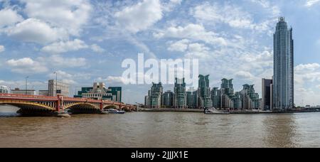 London vereinigtes Königreich 08 September 2013 Moderne Wohngebäude am Flussufer in St. George Wharf, am Südufer der Themse in Vauxhall Stockfoto