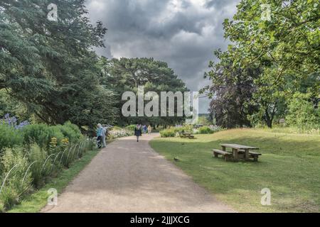 Staffordshire Lakeside Pathway sonnige Tageslandschaft, Stoke-on-Trent, Großbritannien Stockfoto