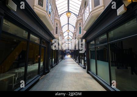 Innenansicht des doppelt hohen, eisernen, edwardianischen Einkaufszentrums, der Castle Arcade. In Cardiff, Wales, Vereinigtes Königreich. Stockfoto