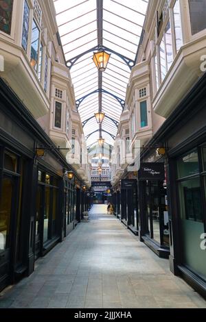 Innenansicht des doppelt hohen, eisernen, edwardianischen Einkaufszentrums, der Castle Arcade. In Cardiff, Wales, Vereinigtes Königreich. Stockfoto