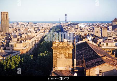 Blick auf den Hafen und den Turm Torre de Jaume, über La Ramblas, Stadtzentrum, Barcelona, Katalonien, Spanien Juli 1958 Blick auf die Stadt von dem, was jetzt ist Hotel 1898 Stockfoto