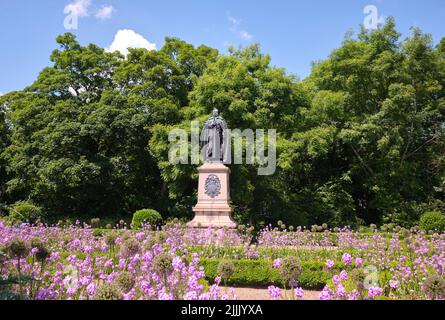 Eine Bronzestatue des stehenden Marquess Bute von John III. In einem öffentlichen Park. In Cardiff, Wales, Vereinigtes Königreich. Stockfoto