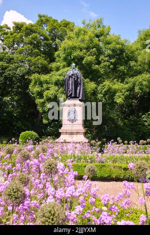 Eine Bronzestatue des stehenden Marquess Bute von John III. In einem öffentlichen Park. In Cardiff, Wales, Vereinigtes Königreich. Stockfoto