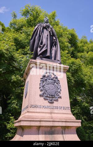 Eine Bronzestatue des stehenden Marquess Bute von John III. In einem öffentlichen Park. In Cardiff, Wales, Vereinigtes Königreich. Stockfoto