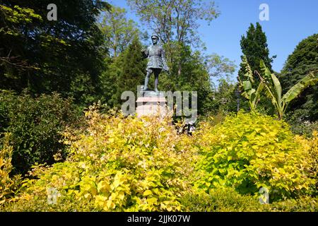 Eine stehende Bronzestatue des Oberstleutnants Lord Ninian Edward Crichton Stuart, die im Ersten Weltkrieg getötet wurde. In Cardiff, Wales, Vereinigtes Königreich. Stockfoto